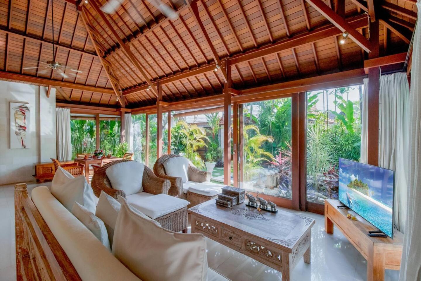 הוילה Heart Of Seminyak, 2Br, Sleeps 4, Walk To Bintang מראה חיצוני תמונה