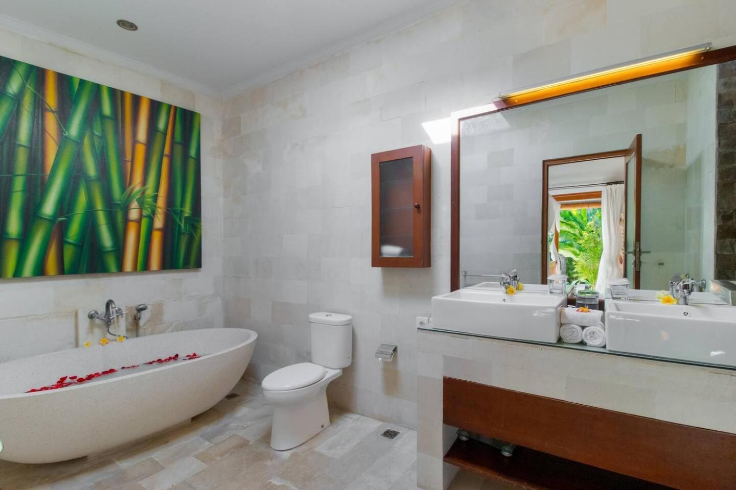 הוילה Heart Of Seminyak, 2Br, Sleeps 4, Walk To Bintang מראה חיצוני תמונה